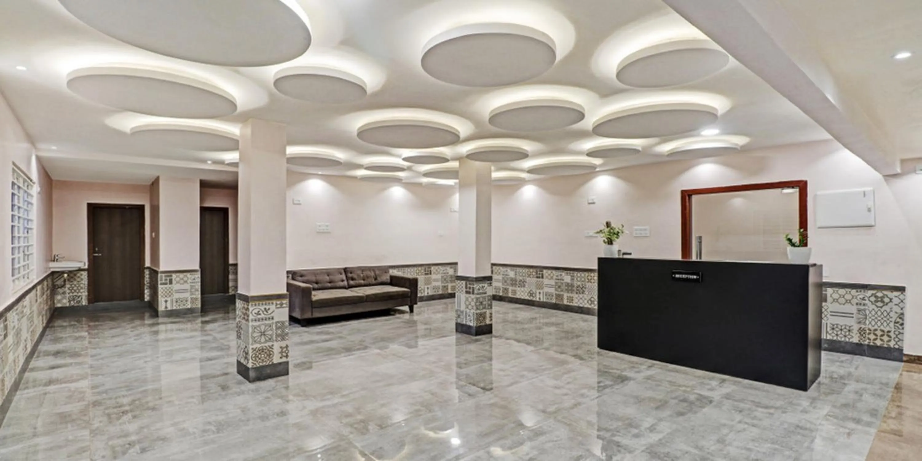 Lobby or reception in De Crown Luxury Hotel