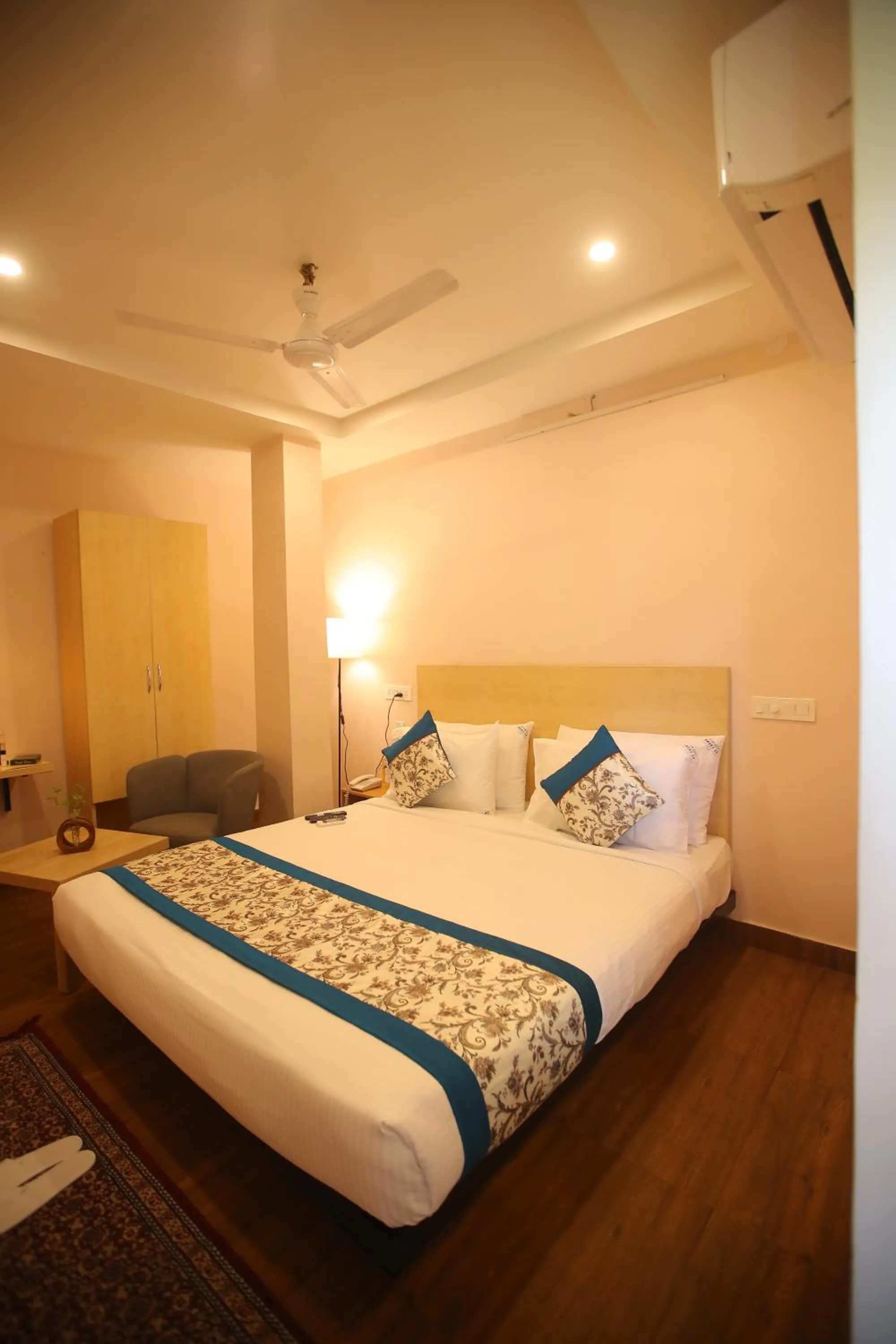 Bed in De Crown Luxury Hotel