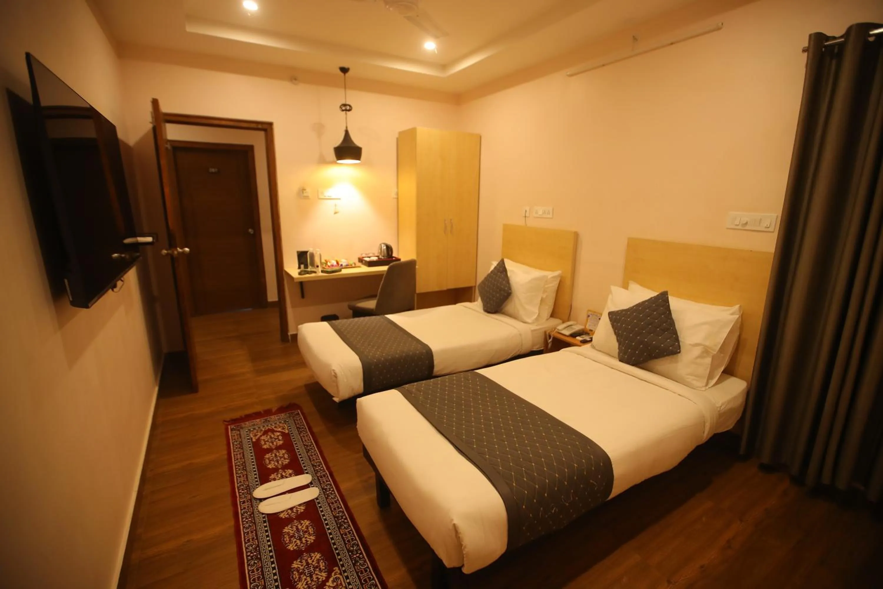 Bed in De Crown Luxury Hotel