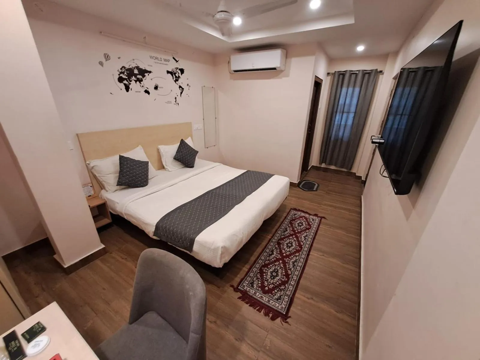 Bed in De Crown Luxury Hotel