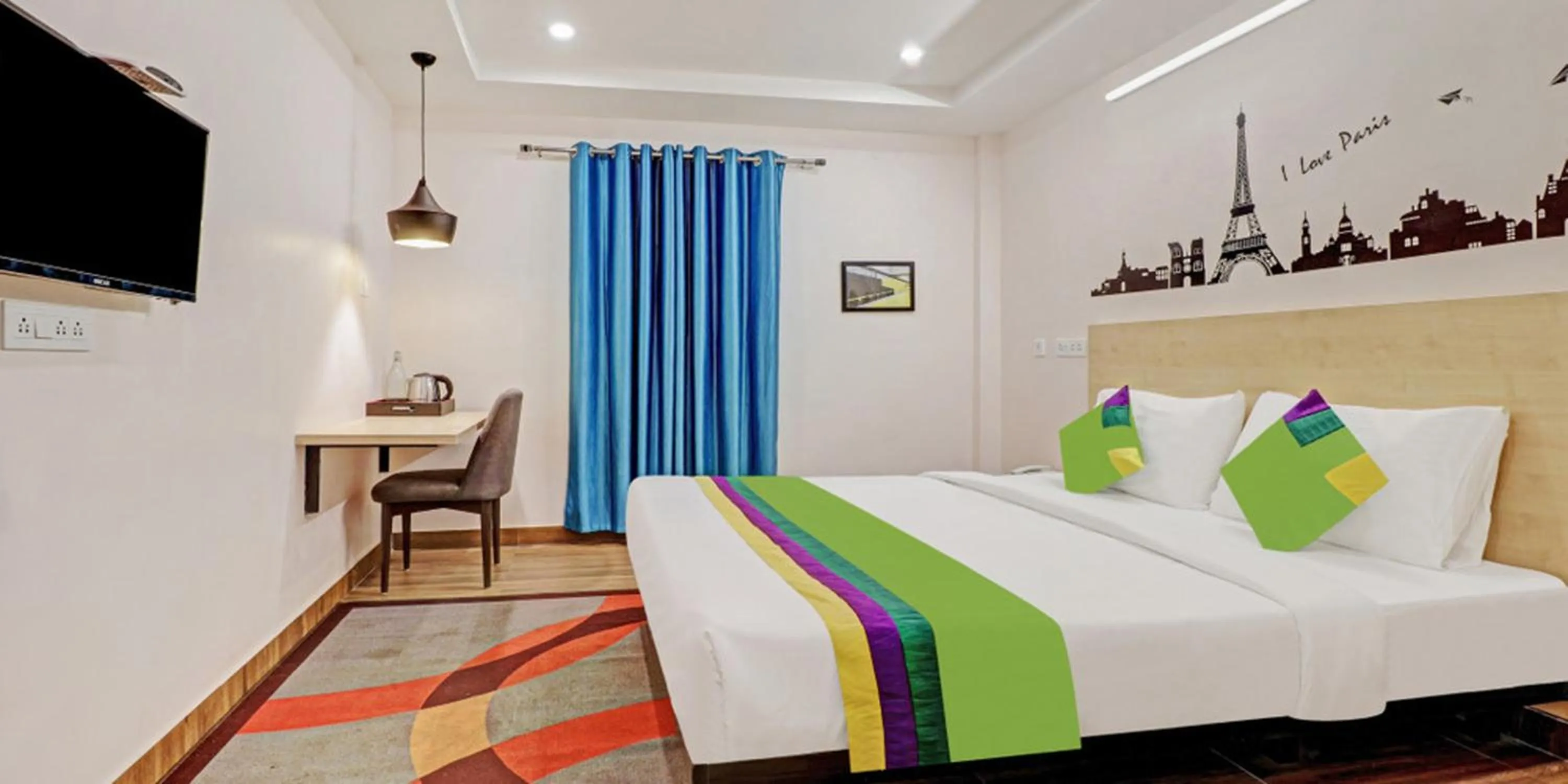 Bedroom, Bed in De Crown Luxury Hotel