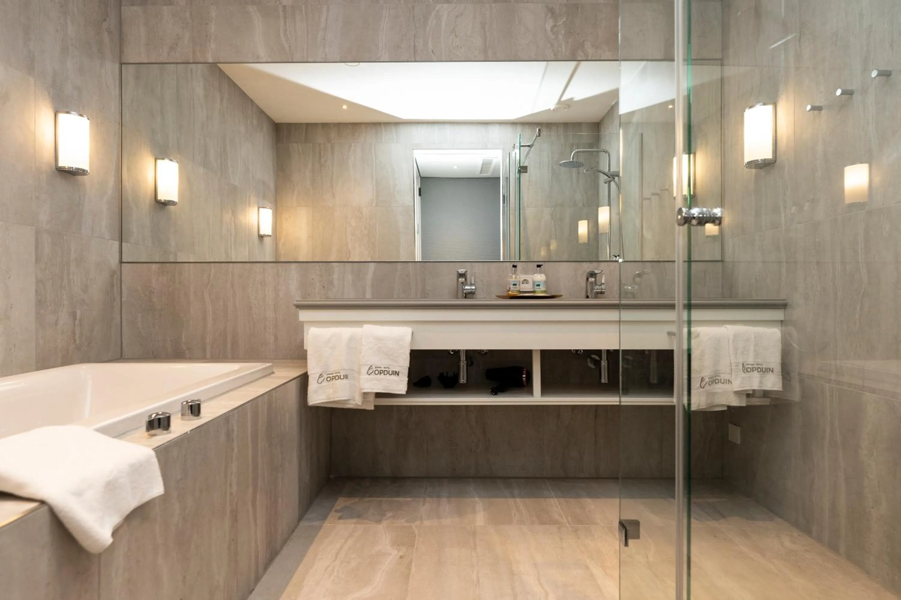 Bathroom in Grand Hotel Opduin