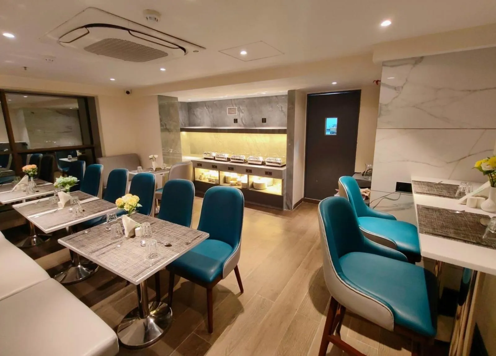Restaurant/places to eat in Maxxvalue Hotel MIDC - Andheri
