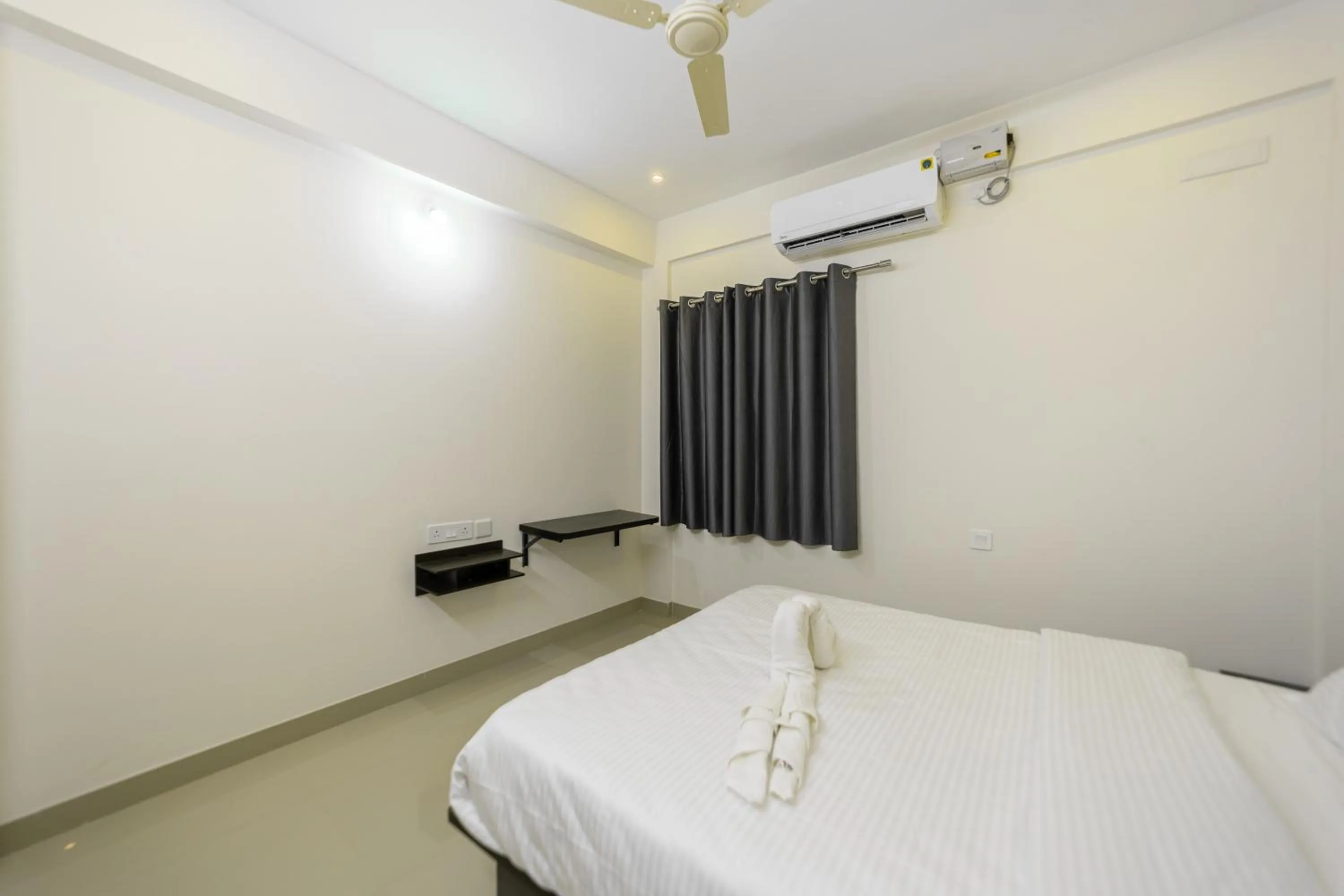 Bedroom, Bed in Fortune Inn