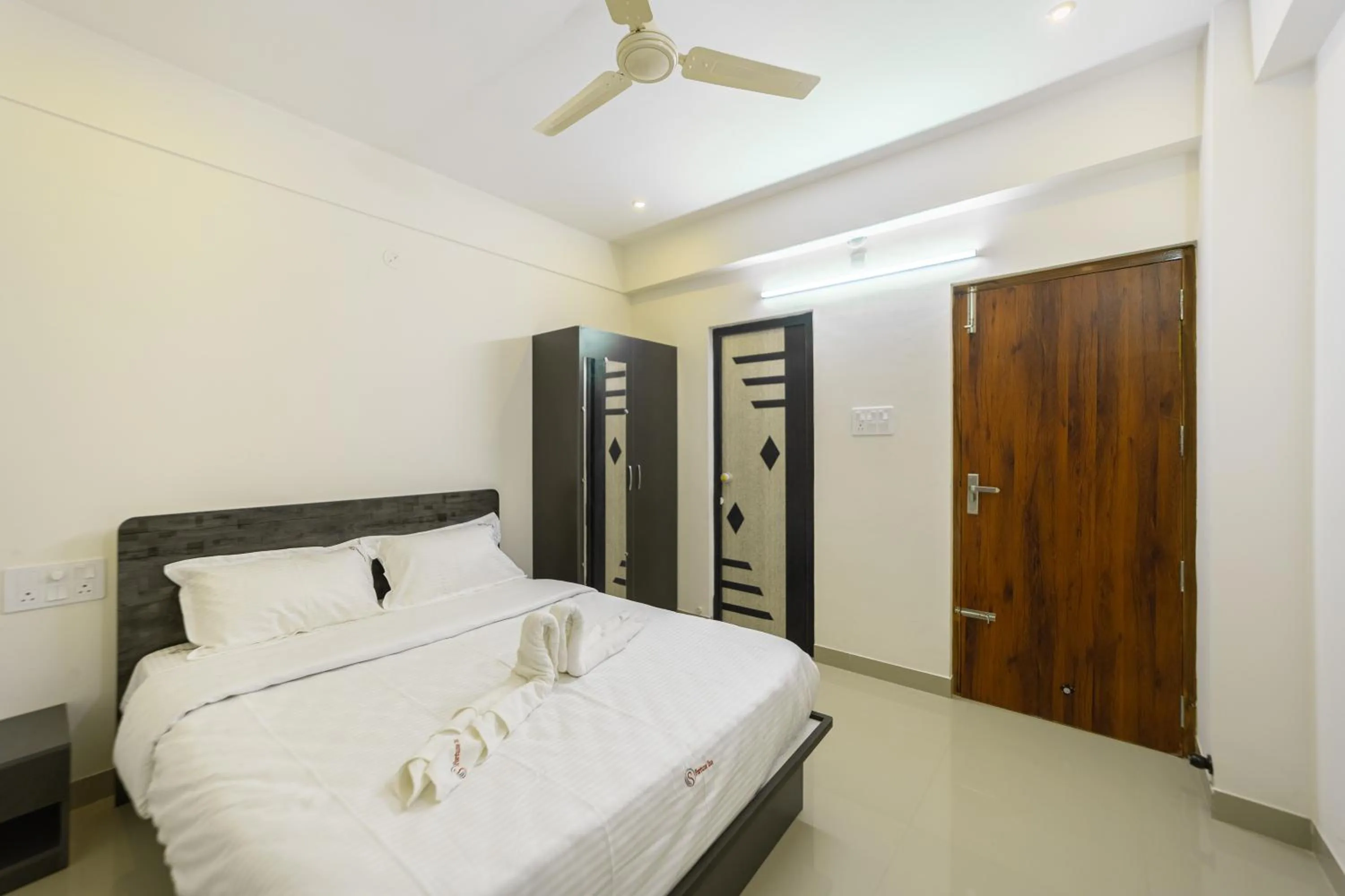 towels, Bed in Fortune Inn