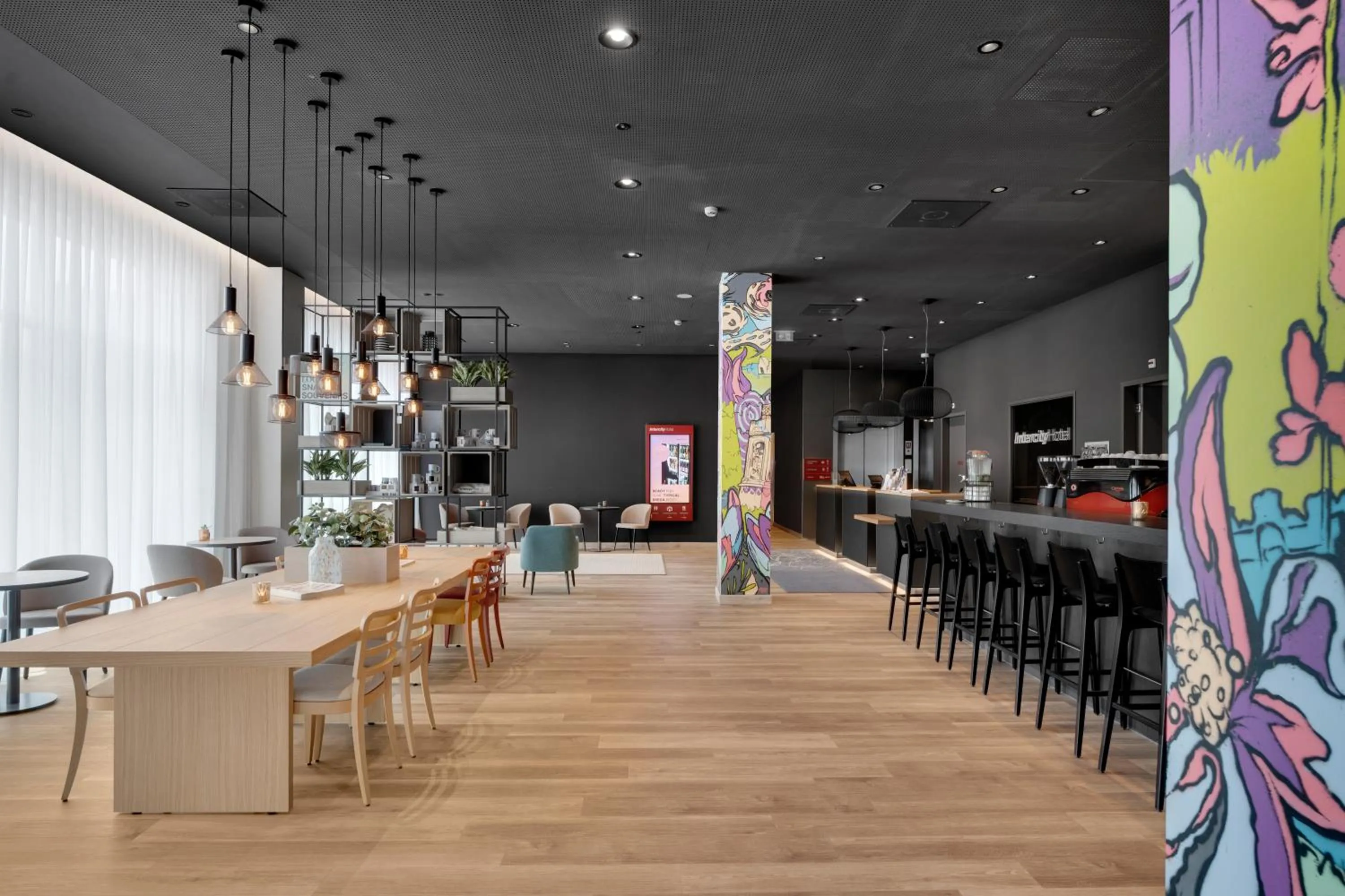 Lobby or reception in IntercityHotel Breda