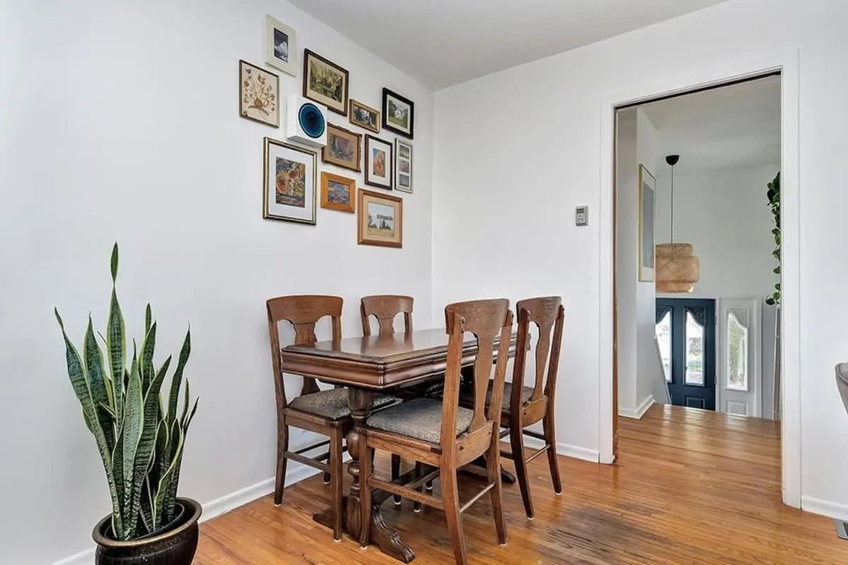 Retro vibe w hot tub piano lounge and vinyls