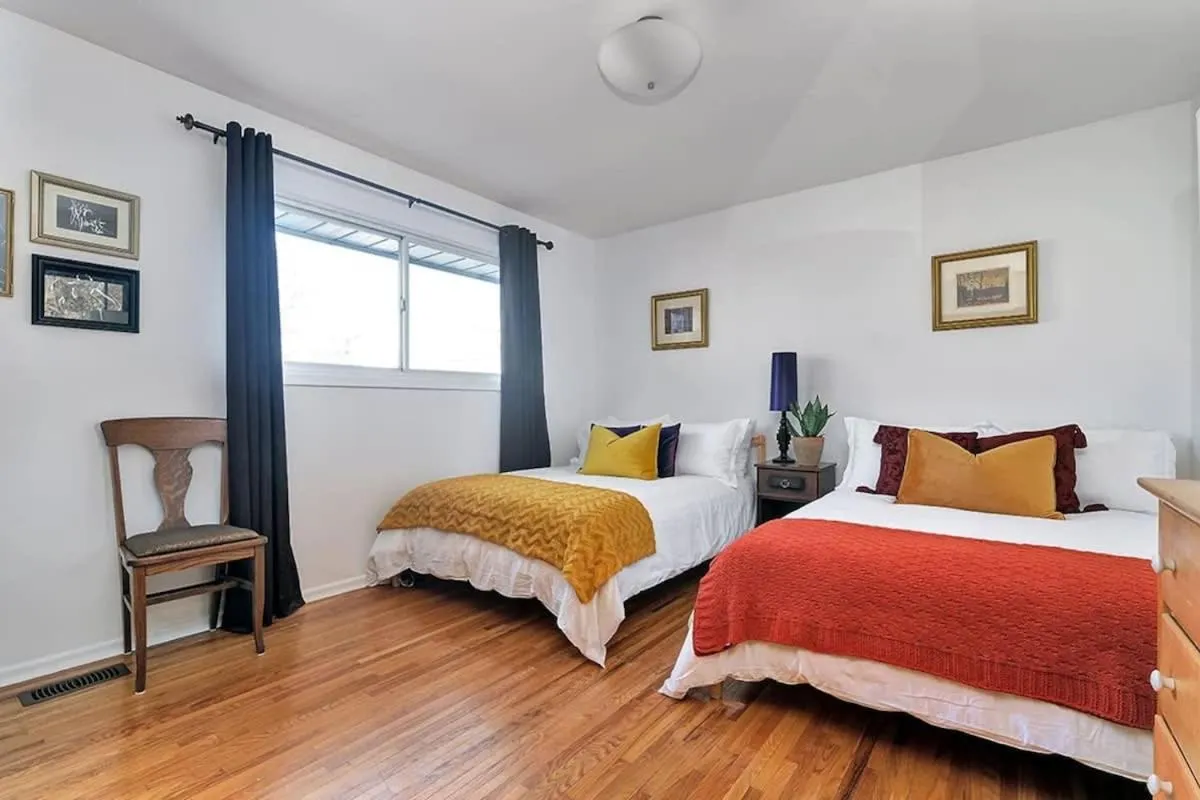 Bed in Retro vibe w hot tub piano lounge and vinyls