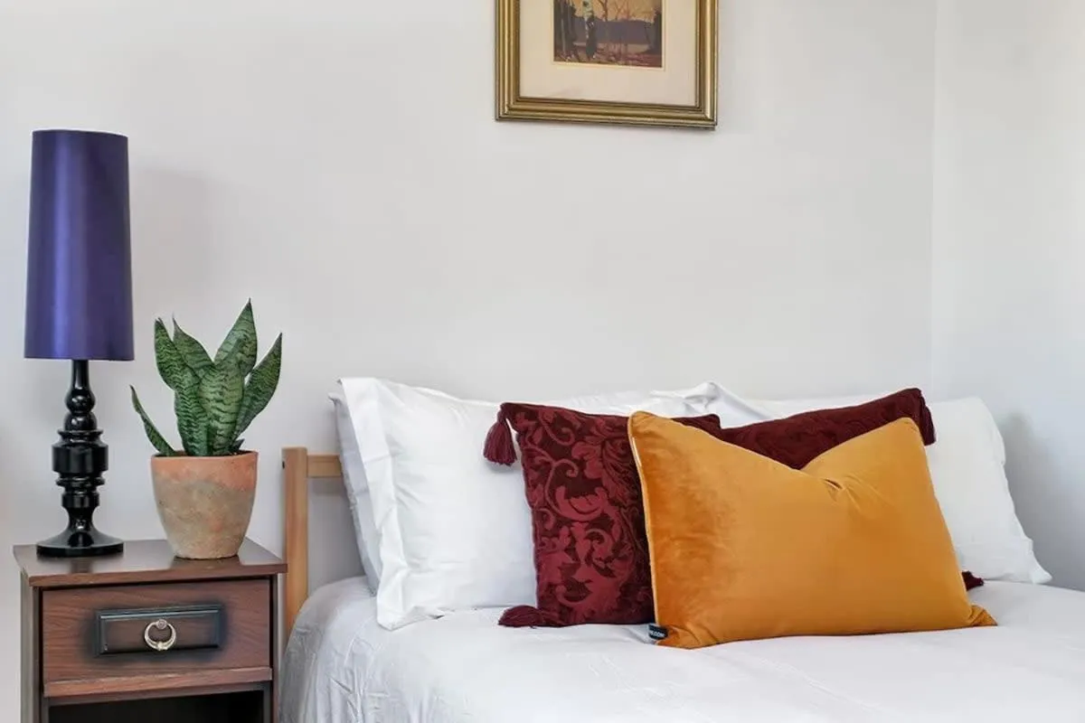 Bed in Retro vibe w hot tub piano lounge and vinyls