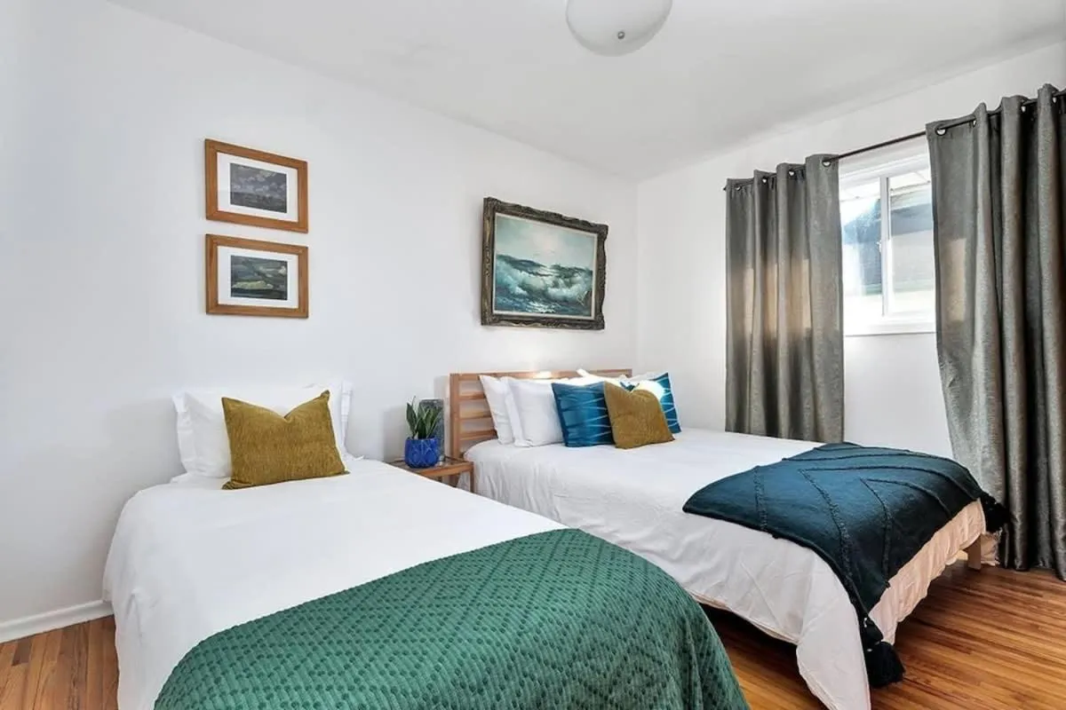 Bed in Retro vibe w hot tub piano lounge and vinyls