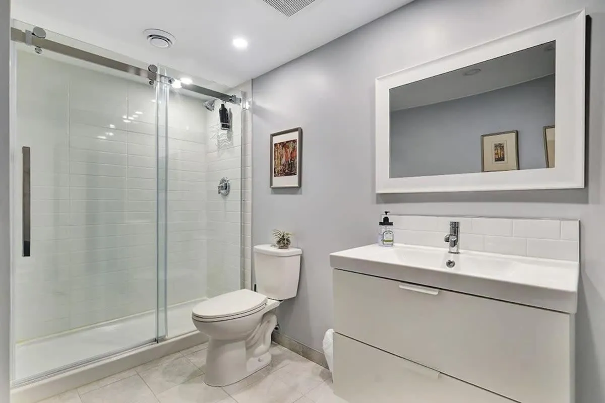 Retro vibe w hot tub piano lounge and vinyls