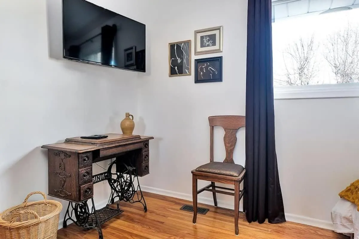 Retro vibe w hot tub piano lounge and vinyls