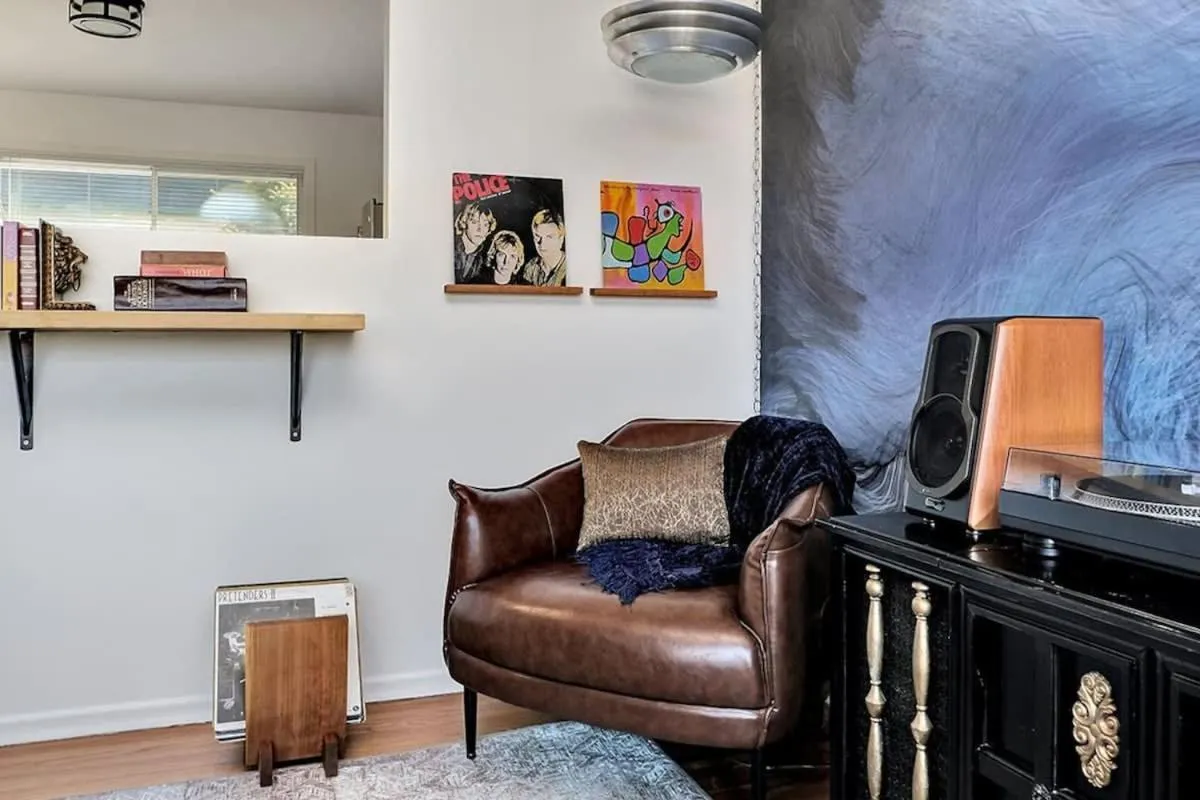 Retro vibe w hot tub piano lounge and vinyls