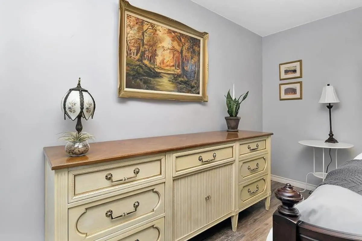 Retro vibe w hot tub piano lounge and vinyls