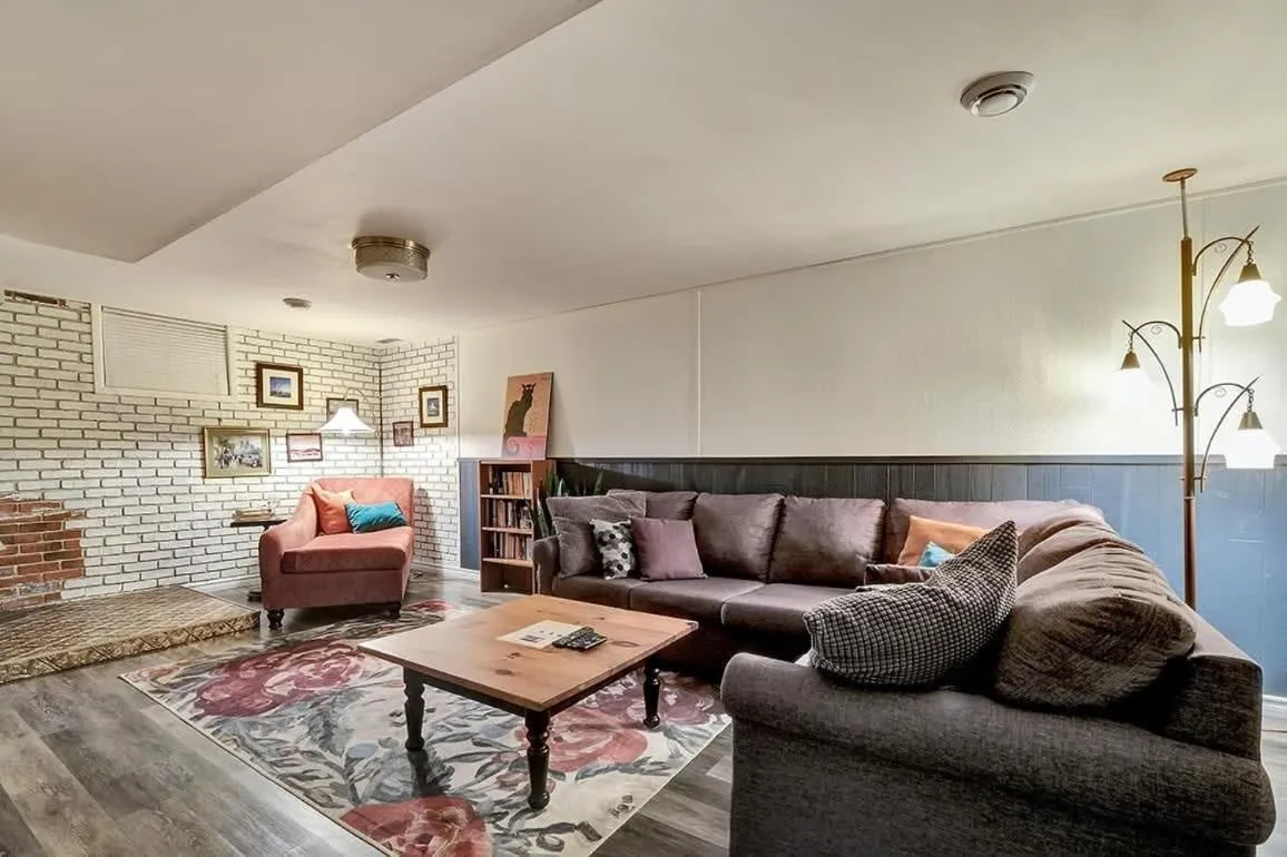 Retro vibe w hot tub piano lounge and vinyls