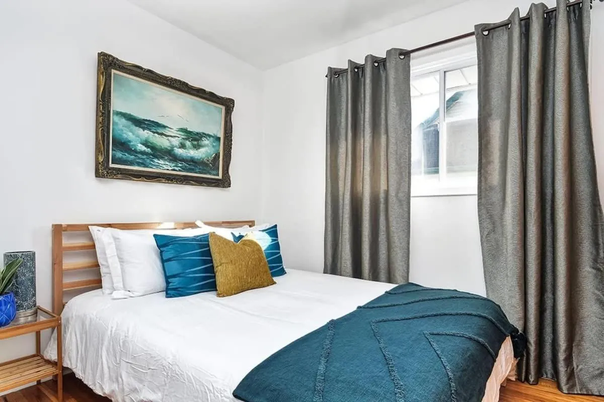 Bed in Retro vibe w hot tub piano lounge and vinyls