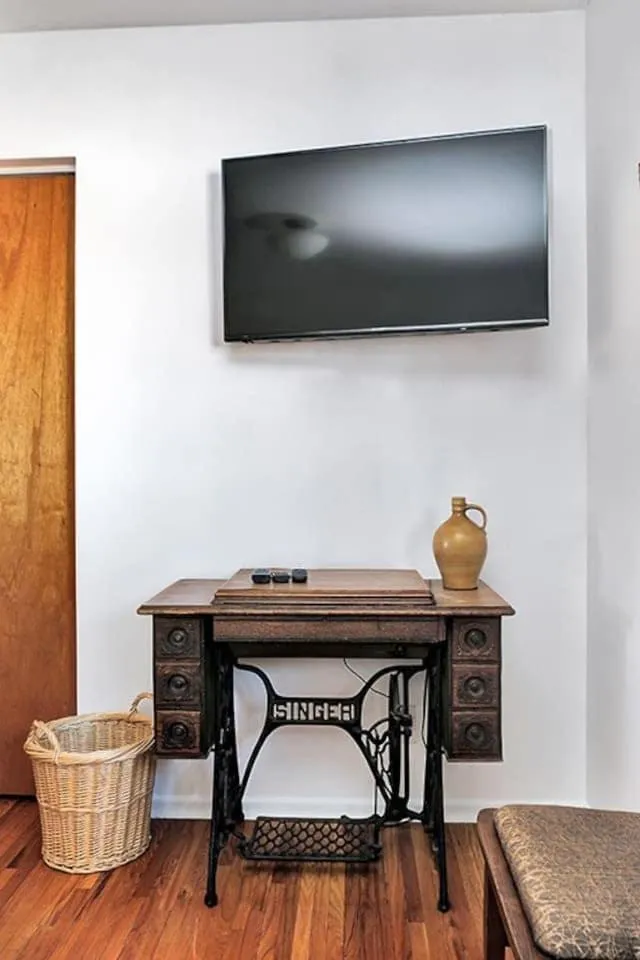 Retro vibe w hot tub piano lounge and vinyls