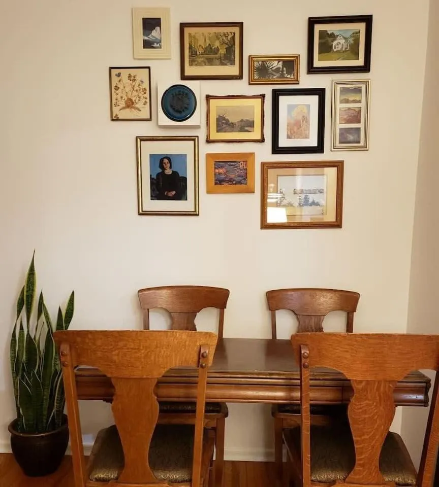 Retro vibe w hot tub piano lounge and vinyls