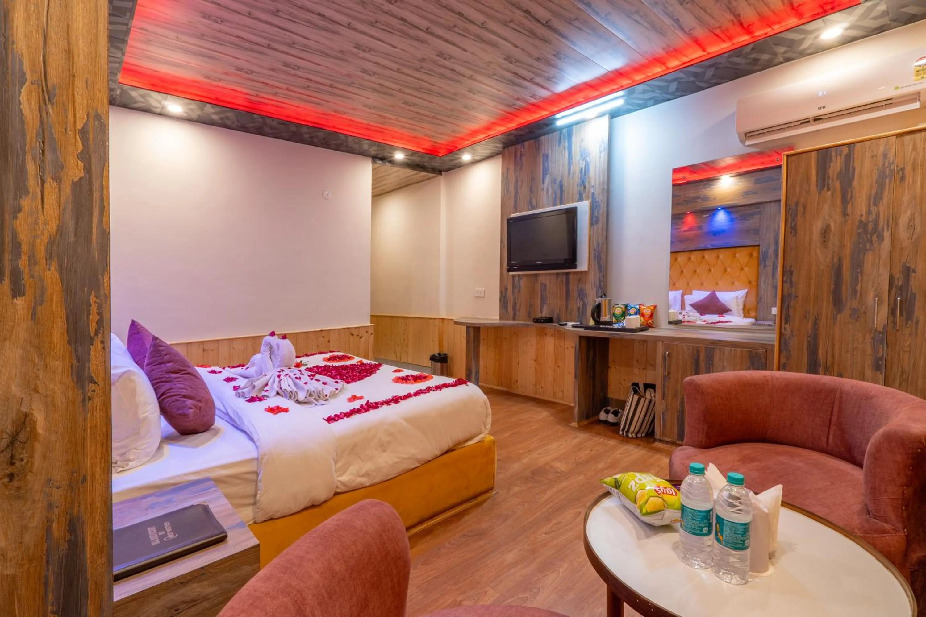 Bedroom, Bed in Hill River Resort By West Western -Property of the Year 2024-25 - Central Heated & Air Cooled, Near Mall Road