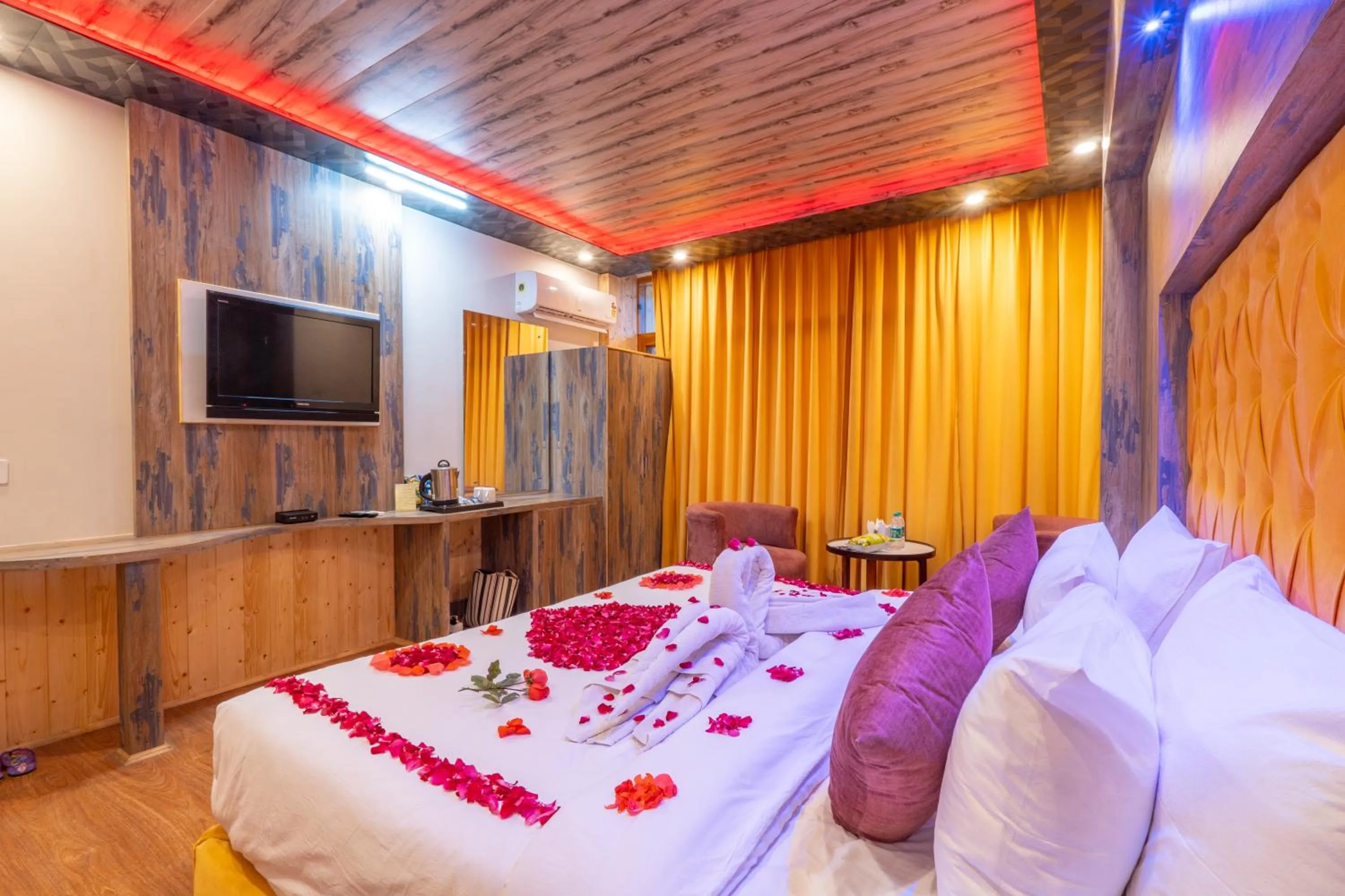 TV and multimedia, Bed in Hill River Resort By West Western -Property of the Year 2024-25 - Central Heated & Air Cooled, Near Mall Road