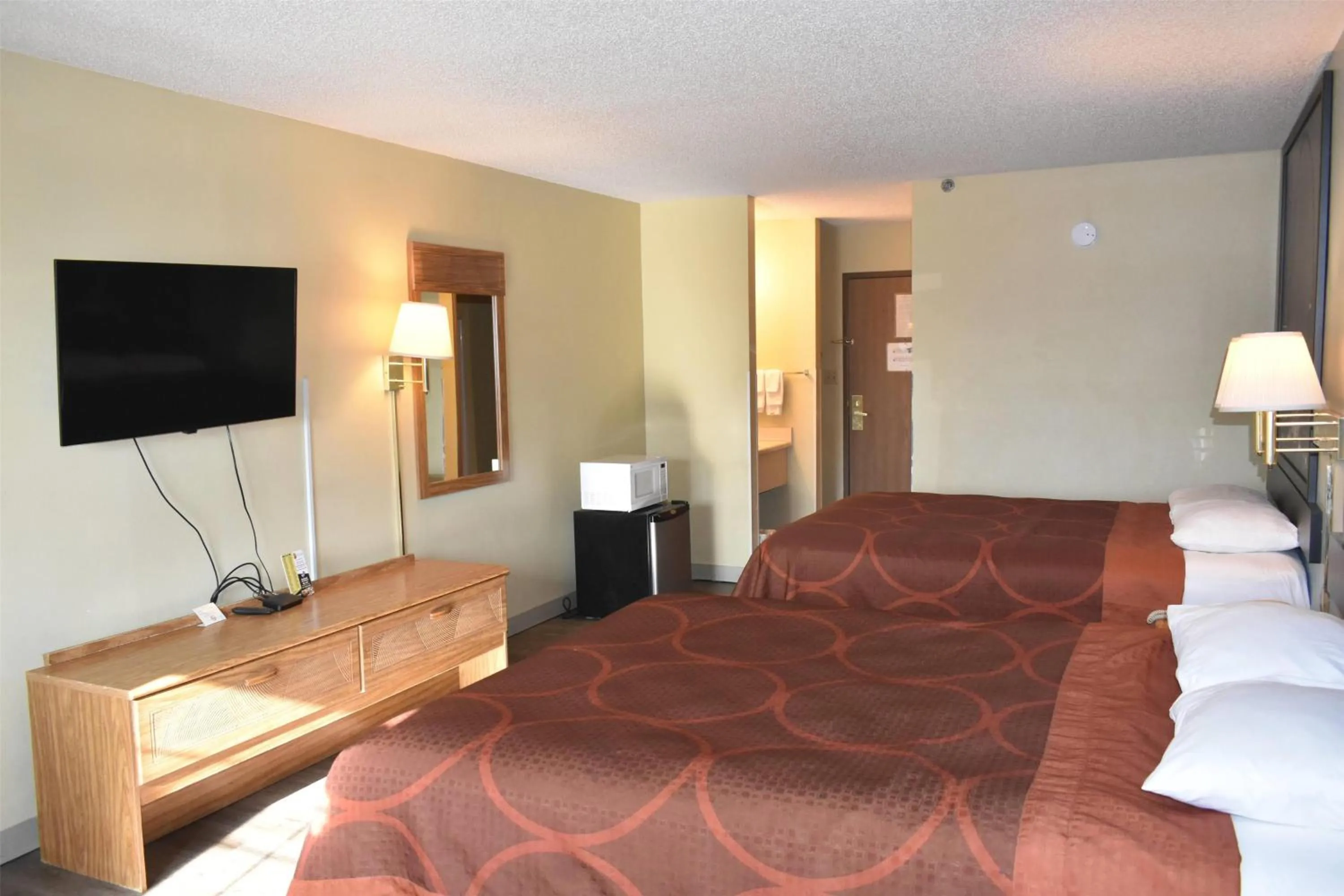 Photo of the whole room, Bed in Super 8 by Wyndham Carthage
