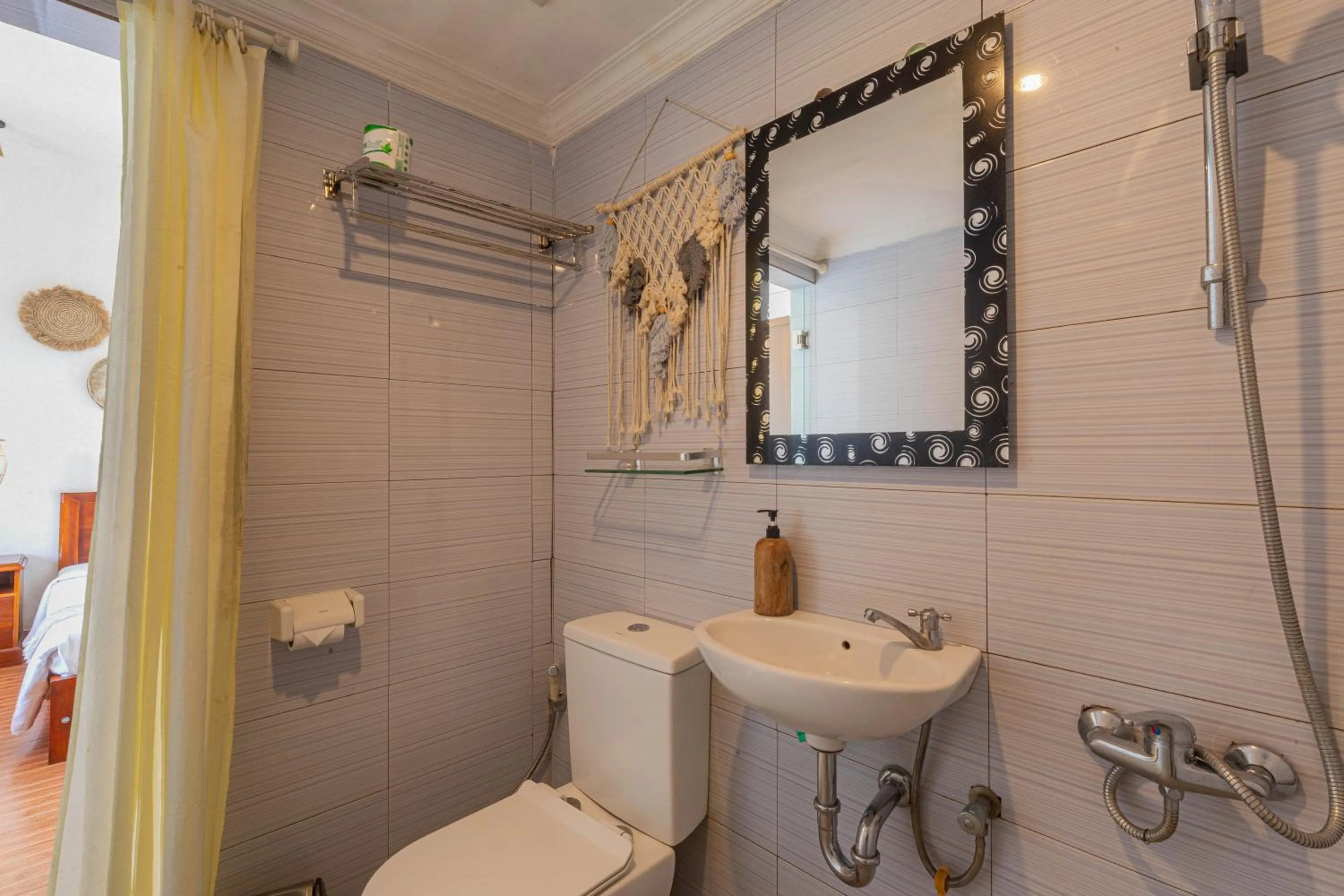 Shower in La Village Hill View