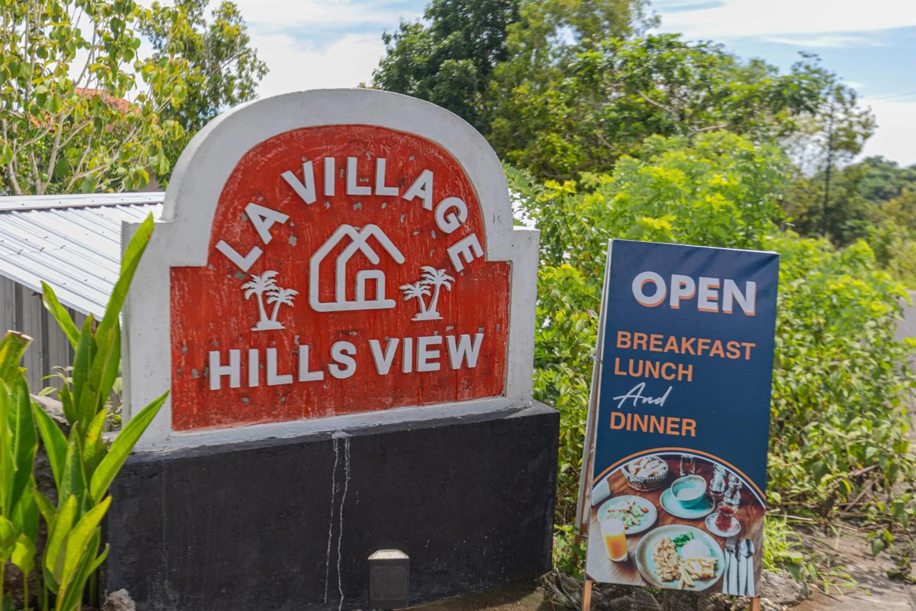 Day in La Village Hill View