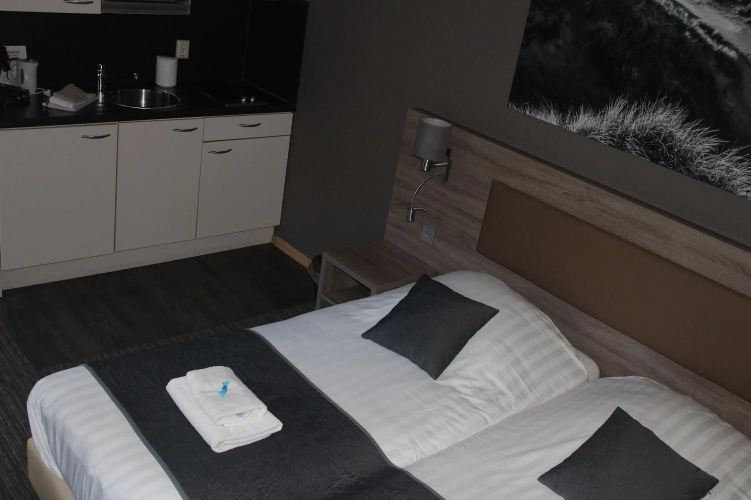 Kitchen or kitchenette, Bed in Hotel Restaurant 't Klokje