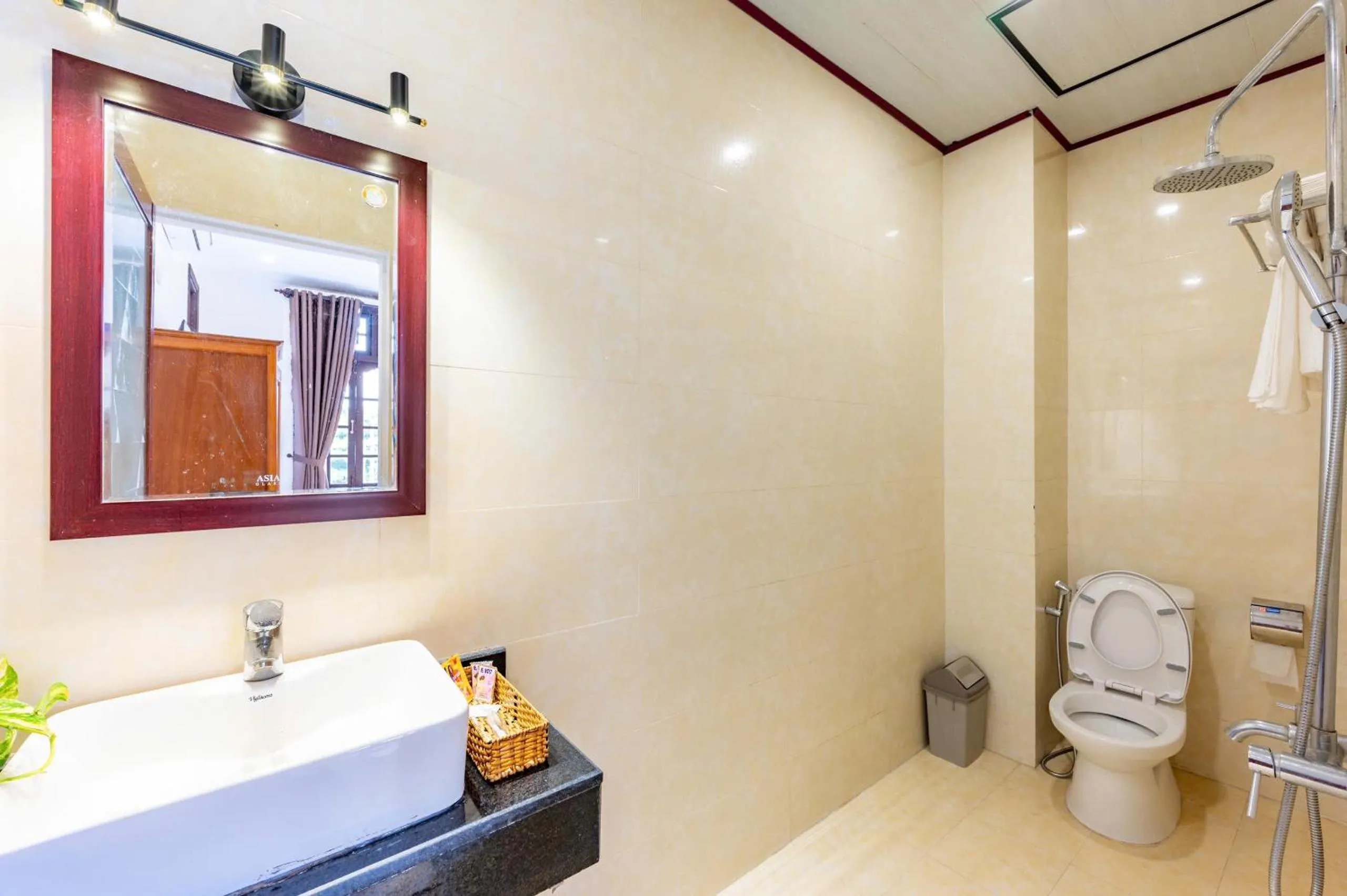 Shower in Golden Sun Hotel Hoi An