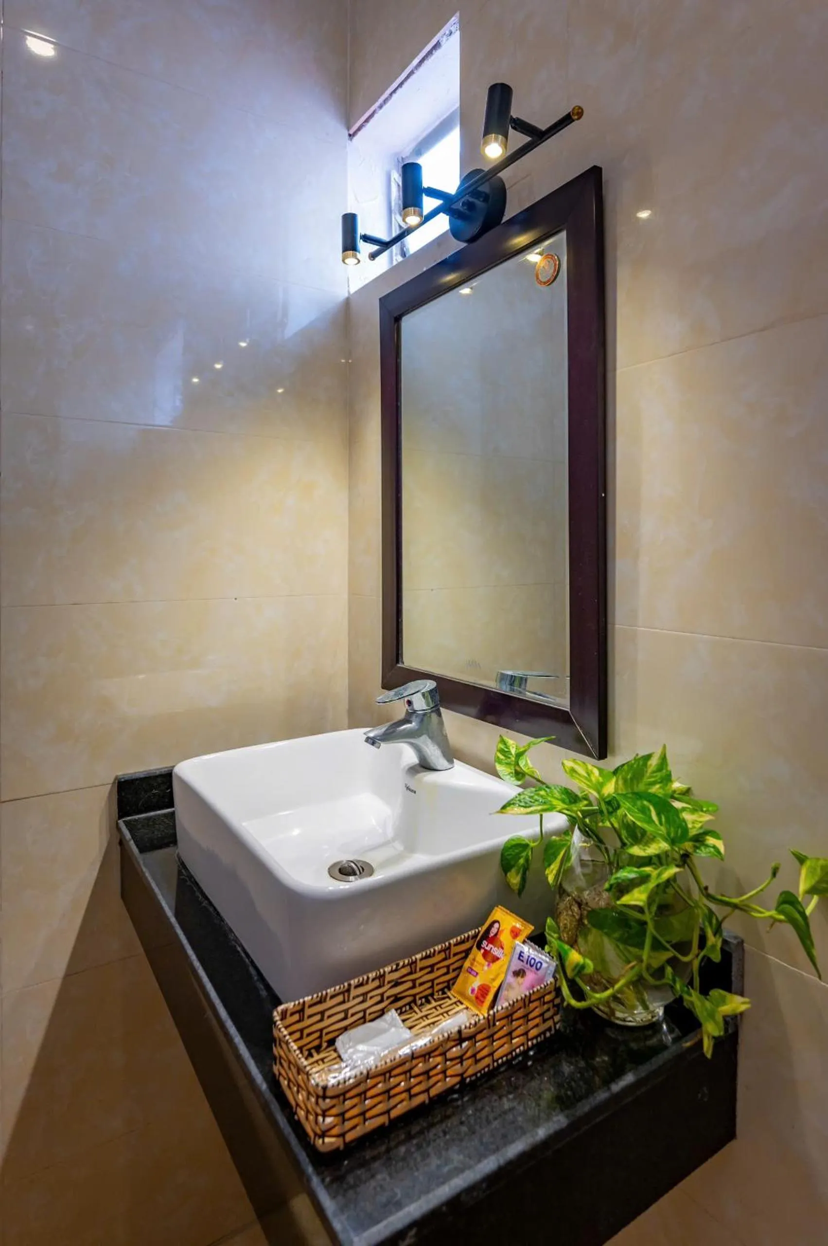 Shower in Golden Sun Hotel Hoi An