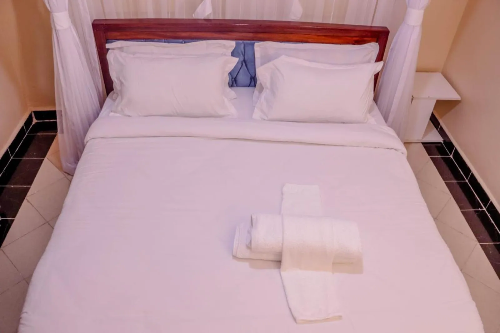 Communal lounge/ TV room, Bed in Dayo Suites and Hotel