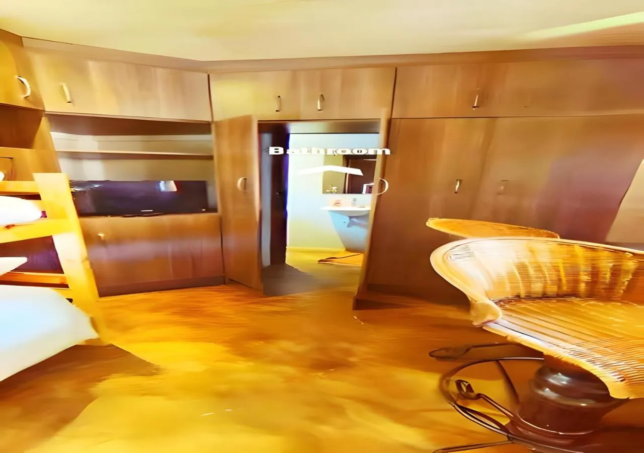 Bathroom, Bed in Durban inn