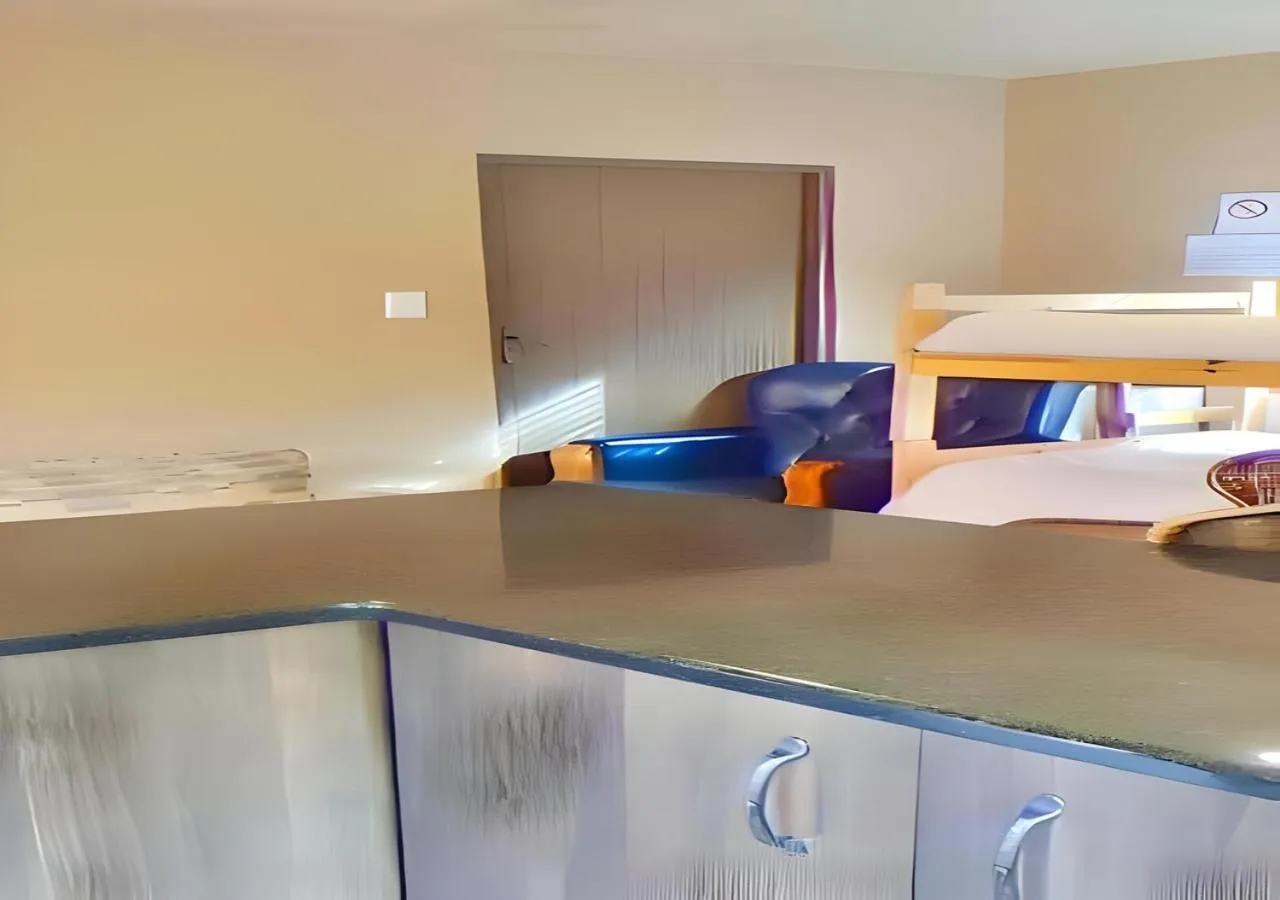 Dining area, Bed in Durban inn