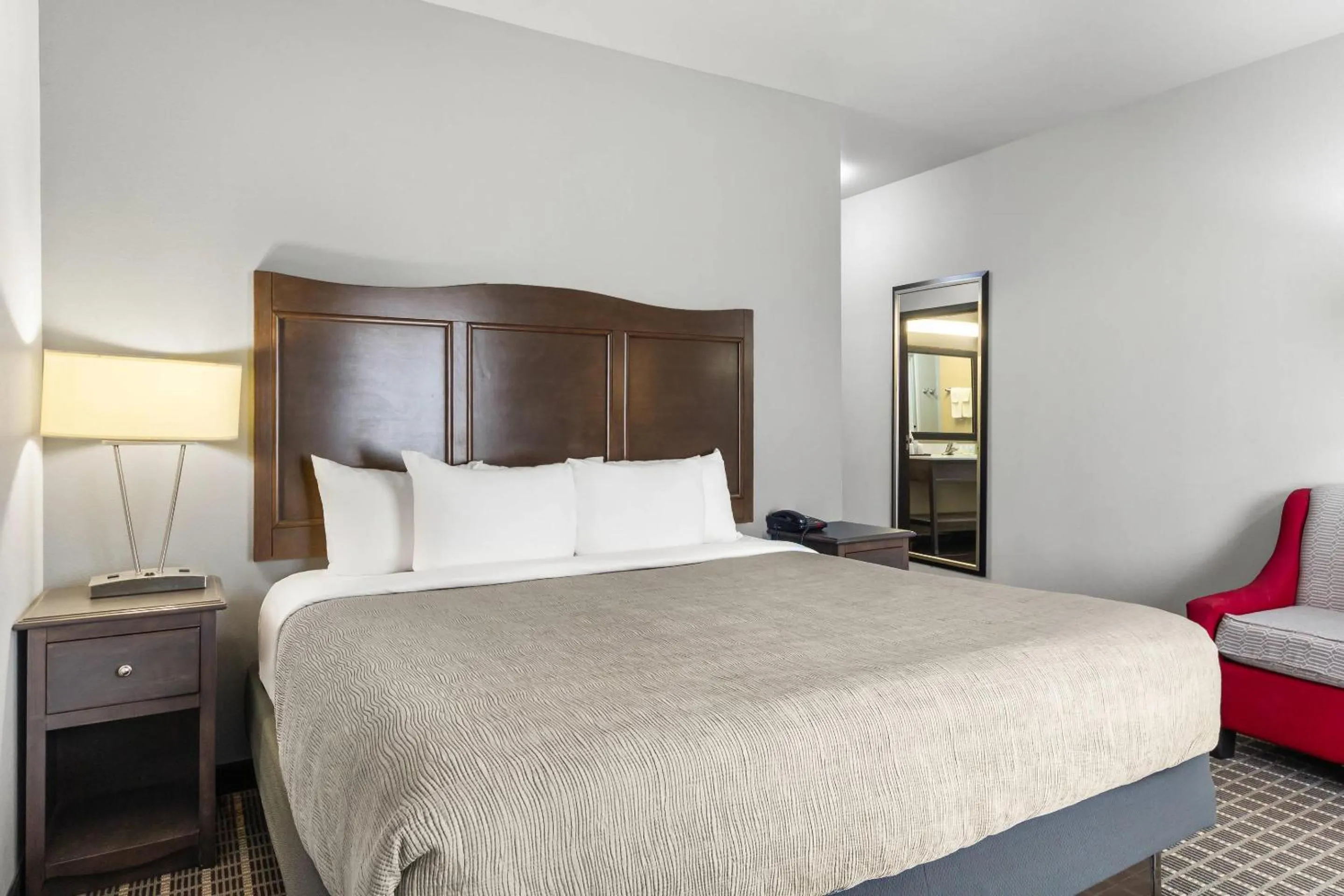 Bedroom, Bed in Quality Inn & Suites Pearsall