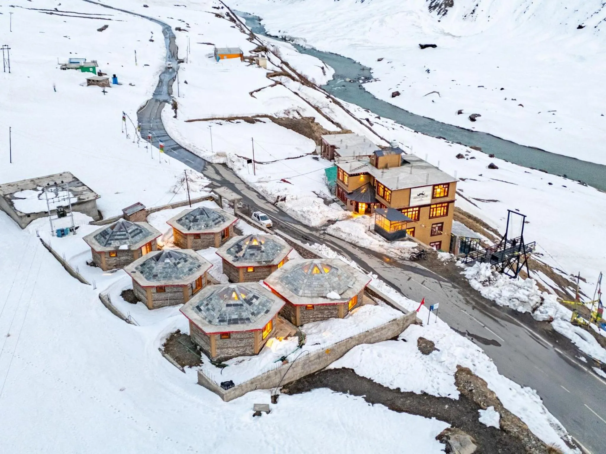 Day in Moustache Koksar Luxuria, Sissu