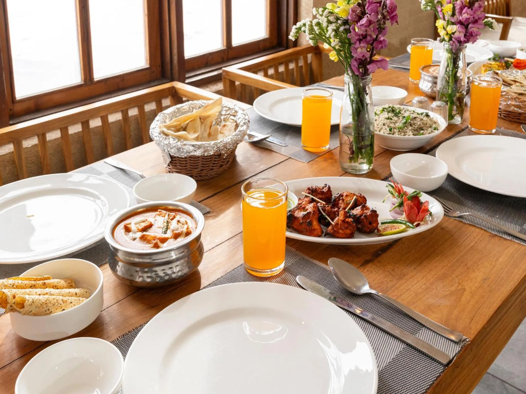 Food and drinks in Moustache Koksar Luxuria, Sissu