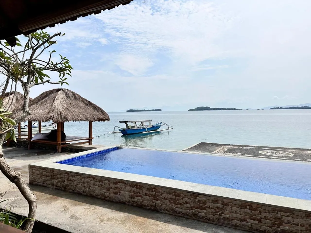 Beach in Krisna Bungalows and Restaurant
