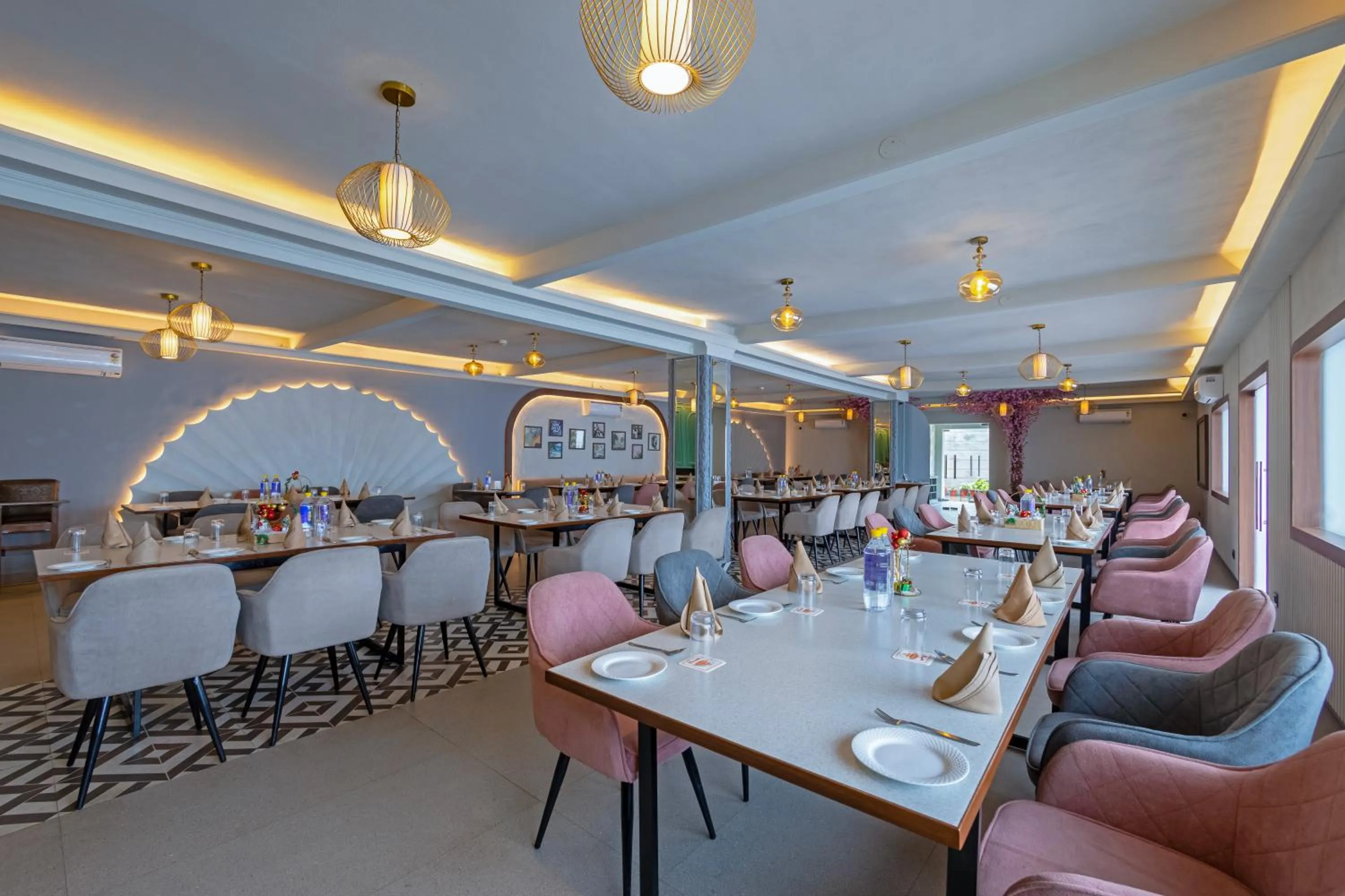 Restaurant/places to eat in Aapno Ghar Resort & Amusement Park