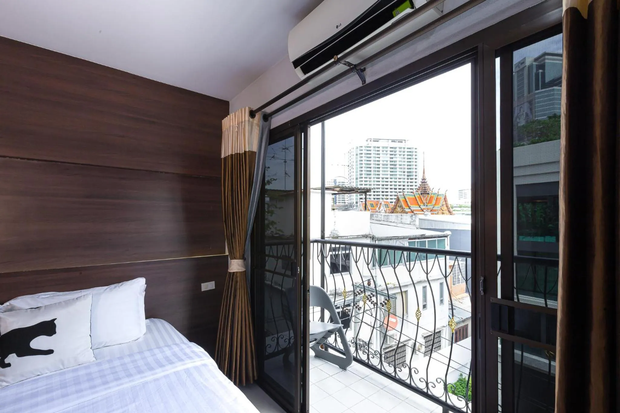 Bed in Bed By City Hotel