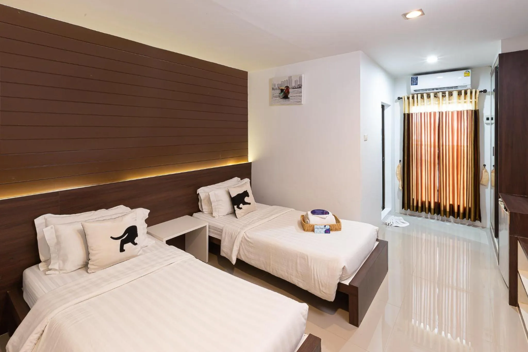 Bed in Bed By City Hotel