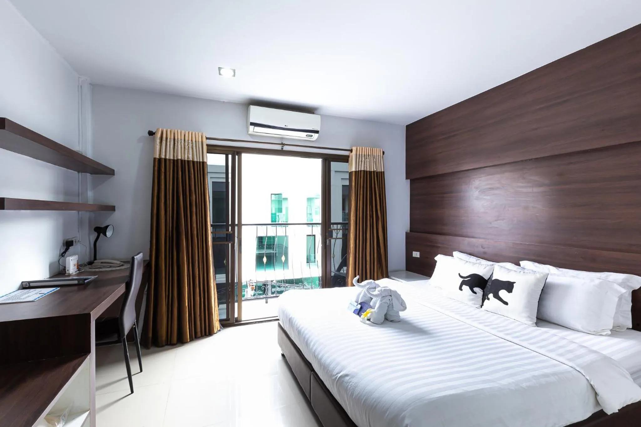 Bed in Bed By City Hotel