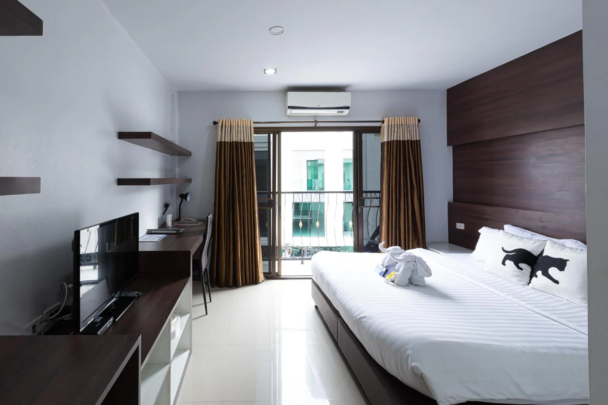 Bed in Bed By City Hotel