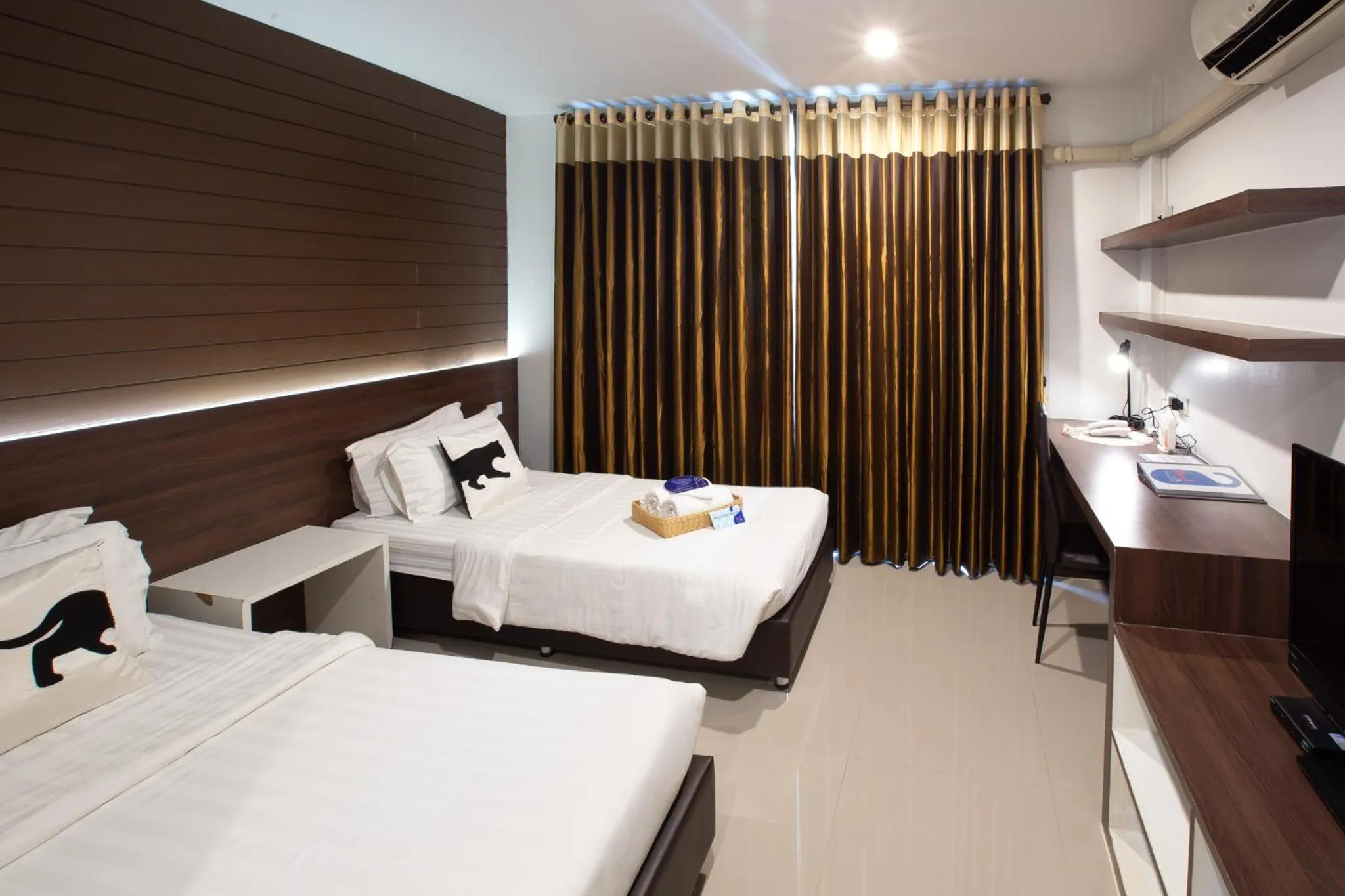 Bed in Bed By City Hotel