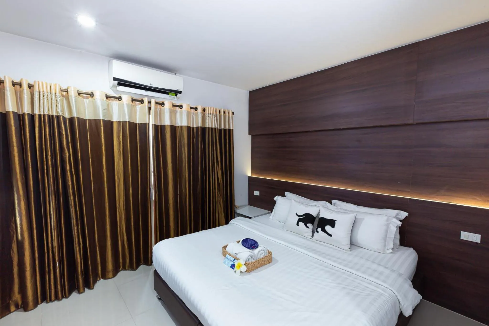 Bed in Bed By City Hotel