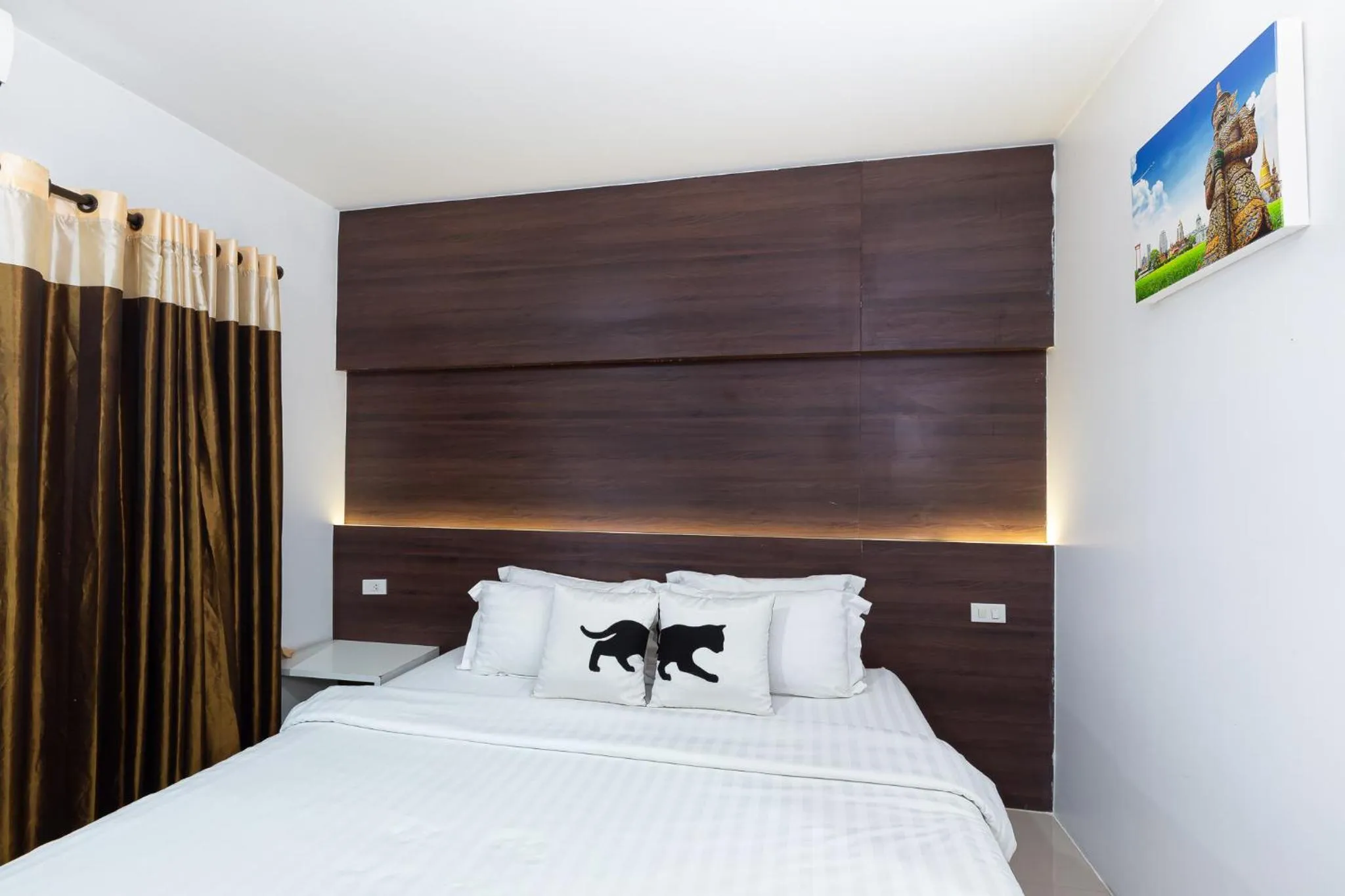 Bed in Bed By City Hotel