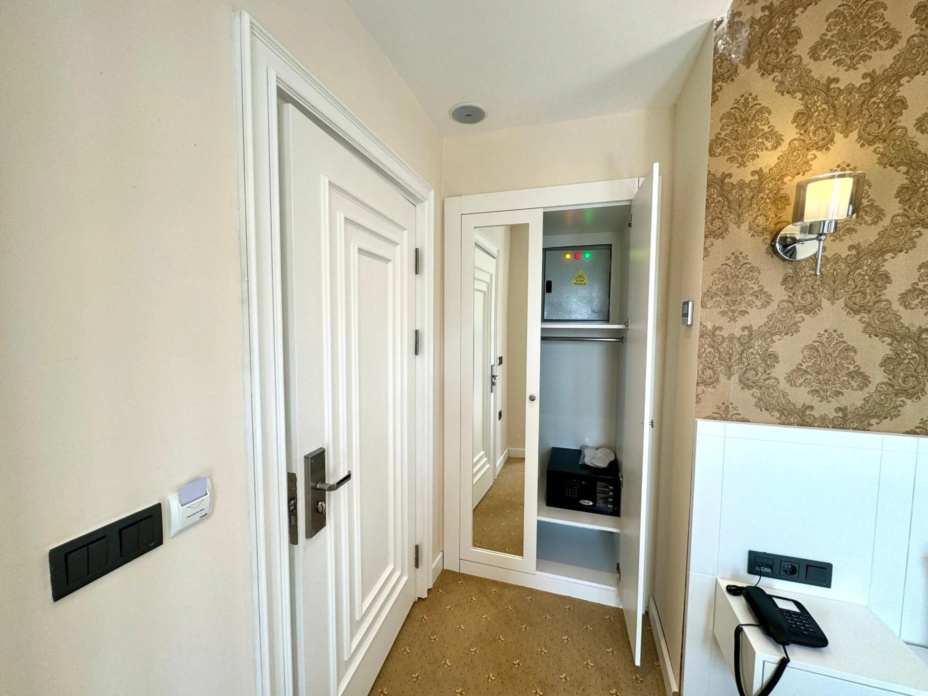 wardrobe in Green Roof Boutique Hotel & SPA Istanbul Airport