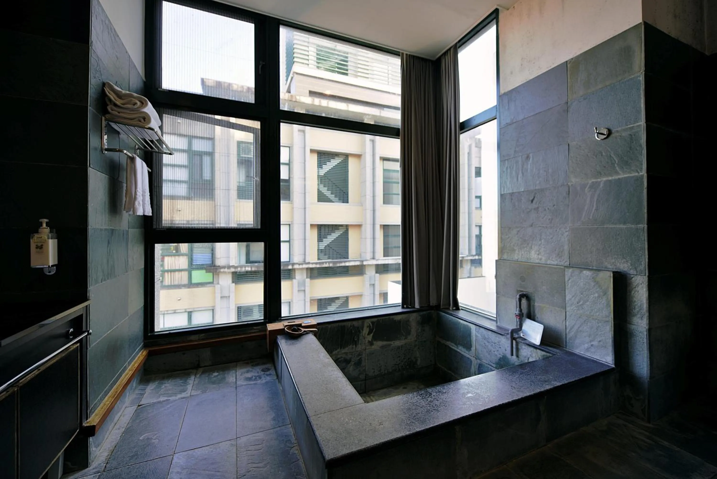 Bathroom, Bed in Muen Hot Spring Hotel