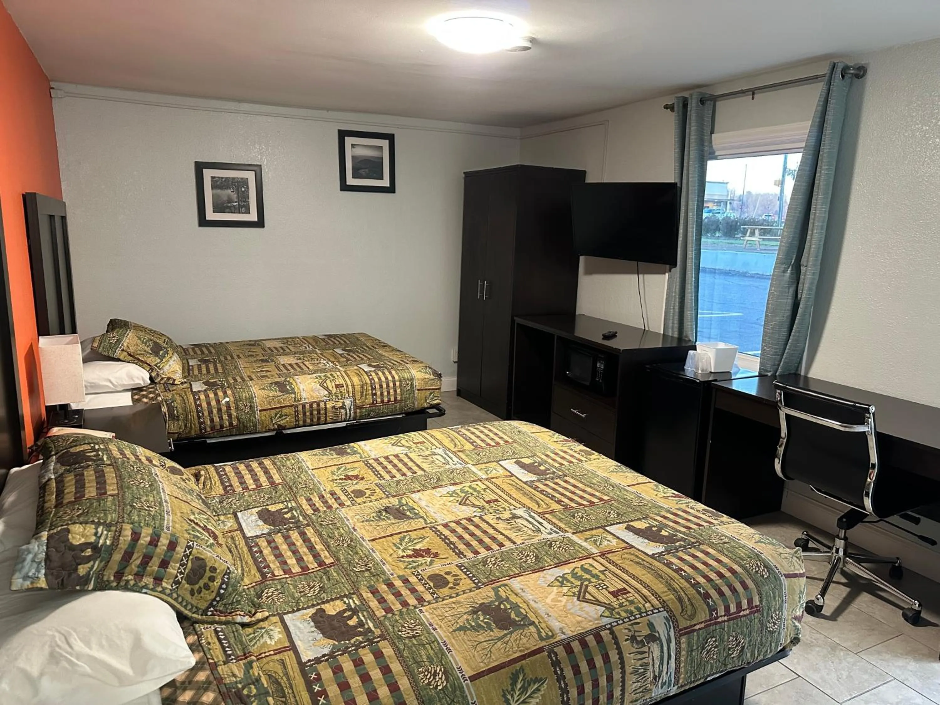 Bed in Whispering Pines Motel