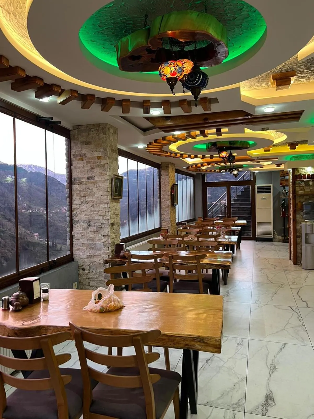 Restaurant/places to eat in Peruma otel