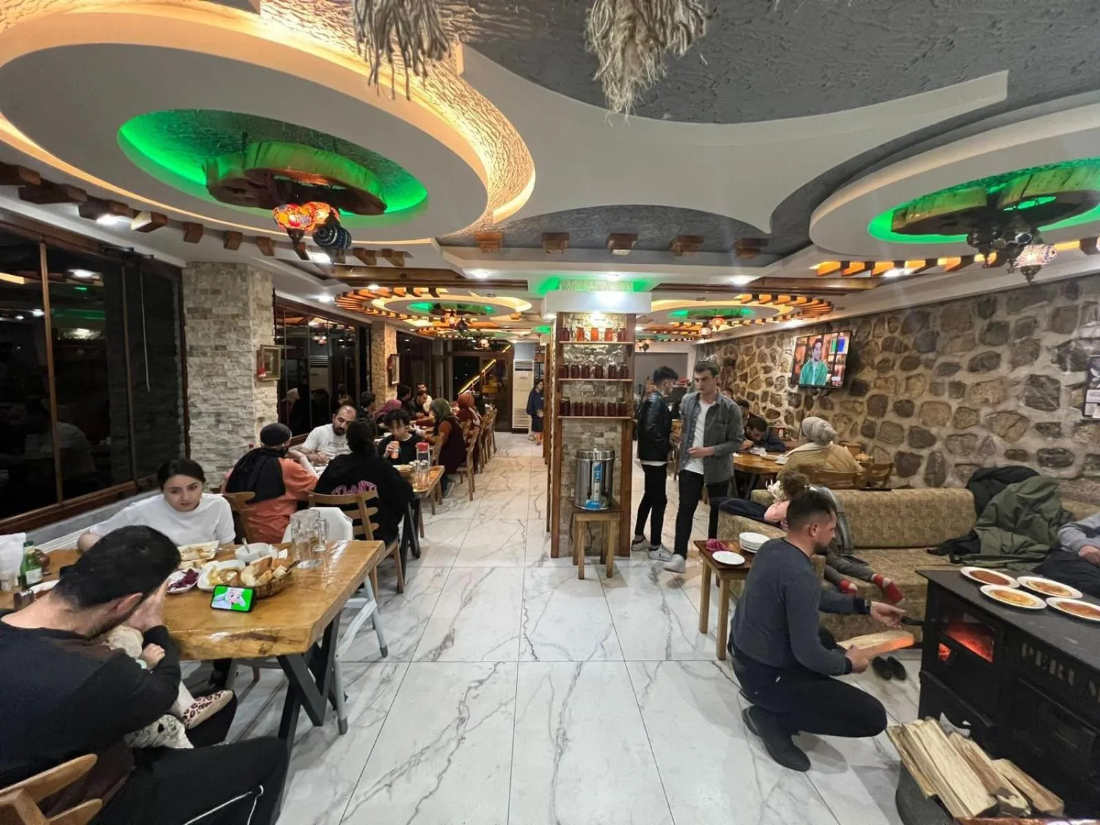 Restaurant/places to eat in Peruma otel